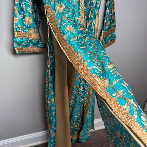 Two piece satin embroidered baroque pattern duster and slip dress - Picture 5 of 14